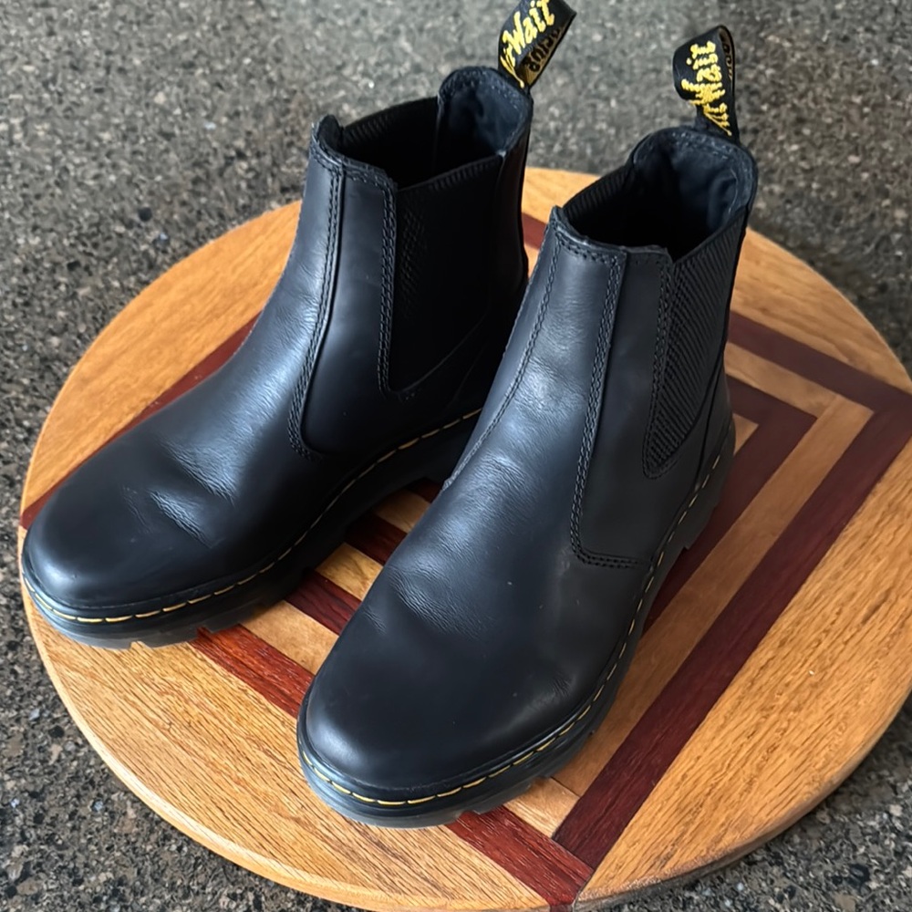 DOC MARTENS Chelsea style boot. Women’s 7, men’s 6. Excellent!